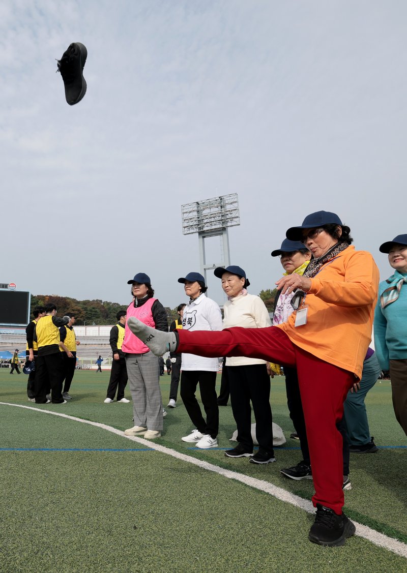 31일 서울 용산구 효창운동장에서 열린 제25회 대한노인회 서울시연합회 '시니어올림픽'에서 어르신들이 신발 멀리 던지기 게임을 하고 있다. ⓒ News1 권현진 기자