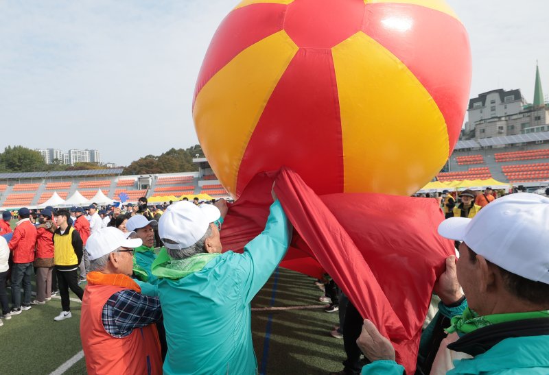 31일 서울 용산구 효창운동장에서 열린 제25회 대한노인회 서울시연합회 '시니어올림픽'에서 어르신들이 공굴리기 게임을 하고 있다. ⓒ News1 권현진 기자
