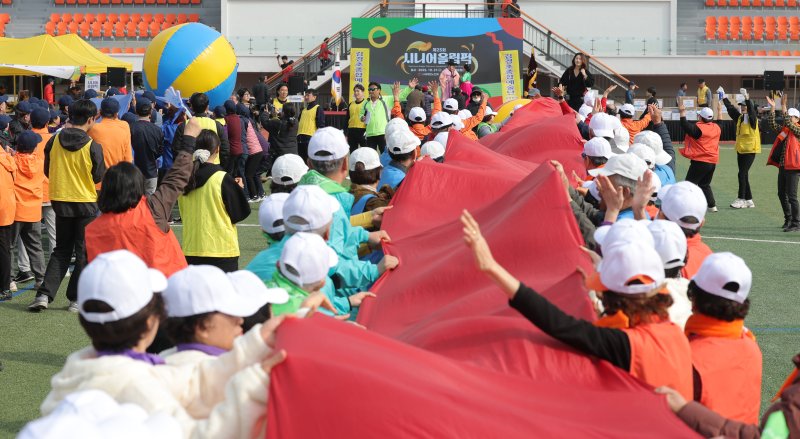 31일 서울 용산구 효창운동장에서 열린 제25회 대한노인회 서울시연합회 '시니어올림픽'에서 어르신들이 게임을 하고 있다. ⓒ News1 권현진 기자