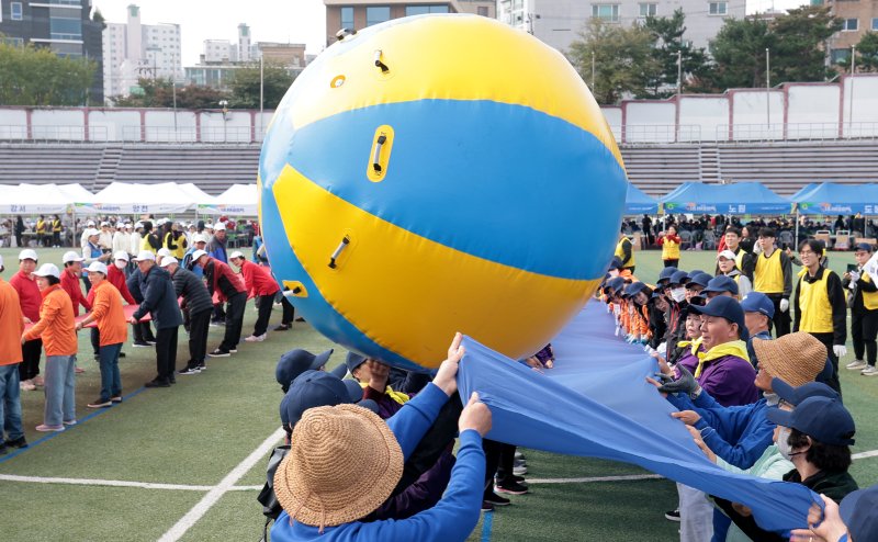 31일 서울 용산구 효창운동장에서 열린 제25회 대한노인회 서울시연합회 '시니어올림픽'에서 어르신들이 공굴리기 게임을 하고 있다. ⓒ News1 권현진 기자