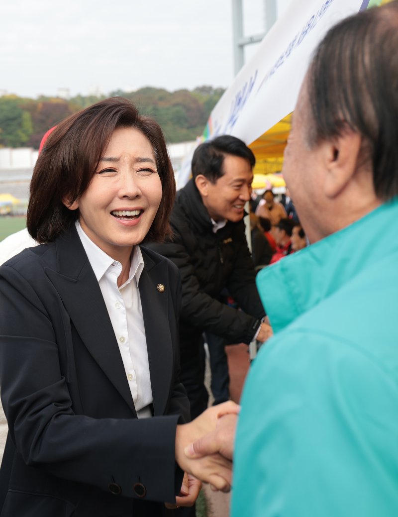 나경원 국민의힘 의원이 31일 서울 용산구 효창운동장에서 열린 제25회 대한노인회 서울시연합회 '시니어올림픽' 개막식 행사에 참석해 어르신들과 인사를 나누고 있다. ⓒ News1 권현진 기자