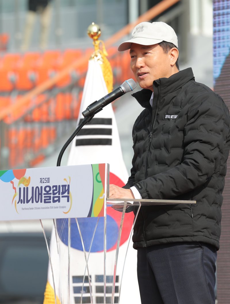 오세훈 서울시장이 31일 서울 용산구 효창운동장에서 열린 제25회 대한노인회 서울시연합회 '시니어올림픽' 개막식 행사에 참석해 축사를 하고 있다. ⓒ News1 권현진 기자