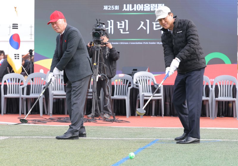 고광선 서울시연합회장과 오세훈 서울시장(오른쪽)이 31일 서울 용산구 효창운동장에서 열린 제25회 대한노인회 서울시연합회 '시니어올림픽' 개막식에 참석해 그라운드 시타를 하고 있다. ⓒ News1 권현진 기자
