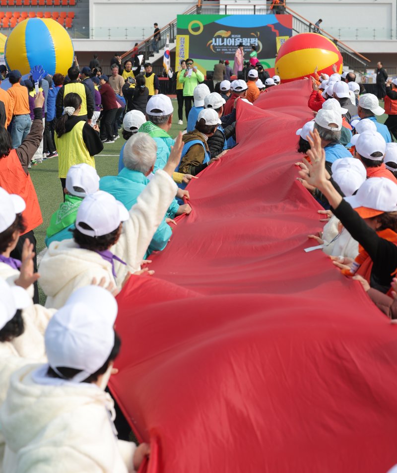 31일 서울 용산구 효창운동장에서 열린 제25회 대한노인회 서울시연합회 '시니어올림픽'에서 어르신들이 공굴리기 게임을 하고 있다. ⓒ News1 권현진 기자