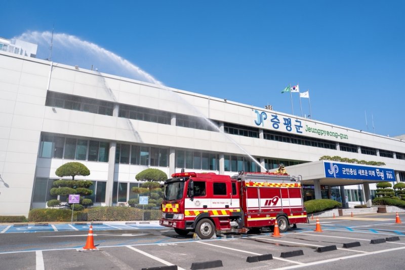 충북 증평군은 31일 군청 광장에서 화재 등 증평소방서 중앙119안전센터와 연계한 합동소방훈련을 진행했다.(증평군 제공, 재판매 및 DB금지)/뉴스1