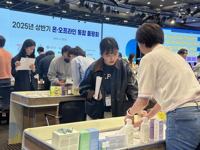 국내 중소기업 판로를 지원하기 위해 중소기업중앙회의 협업해 진행한 '2025 온·오프라인 품평회'(롯데백화점 제공).