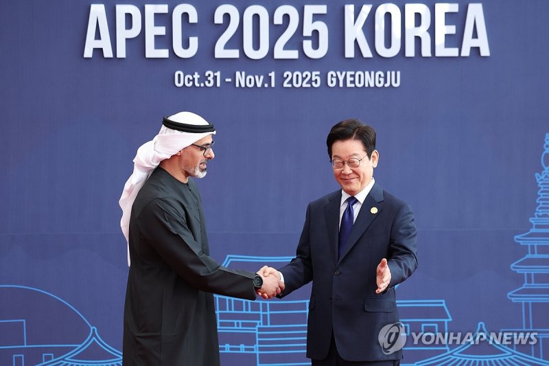 APEC 이재명 대통령, 칼리드 아부다비 UAE 왕세자 영접 (출처=연합뉴스)