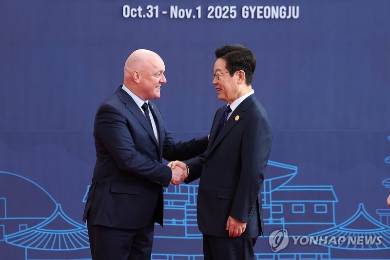 APEC 이재명 대통령, 뉴질랜드 총리 영접 (출처=연합뉴스)