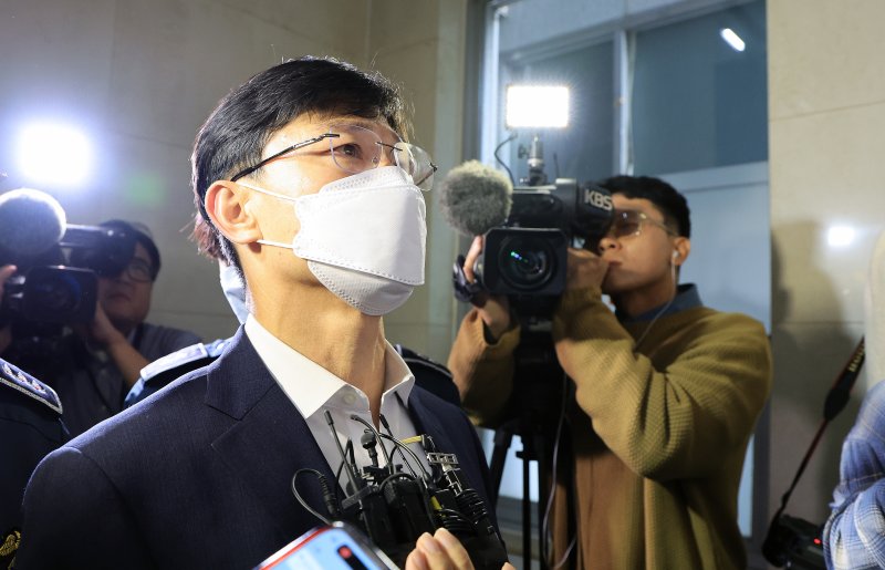 임성근 전 해병대1사단장이 10월 31일 서울 서초구 채상병 특별검사팀에 피의자 신분으로 조사를 받기 위해 출석하고 있다. 뉴스1