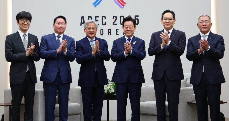 이재명 대통령이 31일 APEC 정상회의장인 경주화백컨벤션센터에서 젠슨 황 엔비디아 최고경영자 접견에 앞서 국내 기업 대표들과 함께 기념촬영을 하고 있다. 왼쪽부터 이해진 네이버 이사회 의장, 최태원 SK그룹 회장, 젠슨 황, 이재명 대통령, 이재용 삼성전자 회장, 정의선 현대차그룹 회장. 연합뉴스