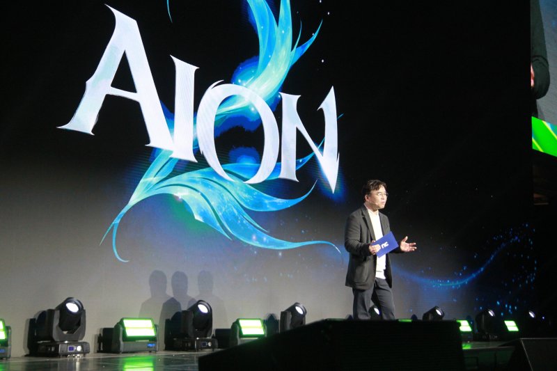 '아이온 2' 개발을 총괄한 백승욱 엔씨소프트 CBO(최고사업책임자)가 지난 30일 서울 강남구 코엑스 케이팝 광장에서 열린 지포스 게이머 페스티벌에서 게임을 소개하고 있다.2025.10.31/뉴스1 ⓒ News1 김민재 기자