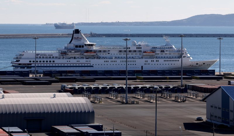 [포항=뉴시스] 이무열 기자 = 2025 경주 아시아태평양경제협력체(APEC) 정상회의에 참석하는 글로벌 CEO들의 숙소로 사용할 크루즈가 지난 28일 경북 포항시 영일만항 부두에 정박해 있다. 2025.10.28. lmy@newsis.com