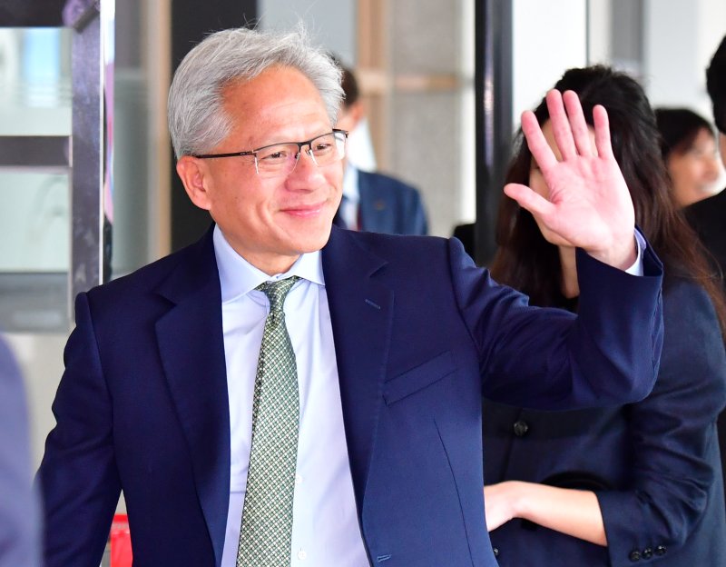 아시아태평양 경제협력체(APEC)에 참석하기 위해 전용기로 경북 포항경주공항에 도착한 엔비디아 창립자 겸 CEO 젠슨 황이 공항 밖에서 기다리던 시민들에게 다가가 인사하고 있다. 2025.10.31/뉴스1 ⓒ News1 최창호 기자