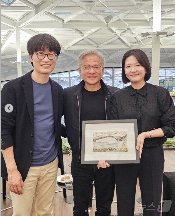 이해진 의장이 네이버 글로벌투자책임자(GIO) 시기 최수연 네이버 대표와 젠슨 황 엔비디아 최고경영자(CEO)와 만났다.(네이버 인스타그램 갈무리)/뉴스1