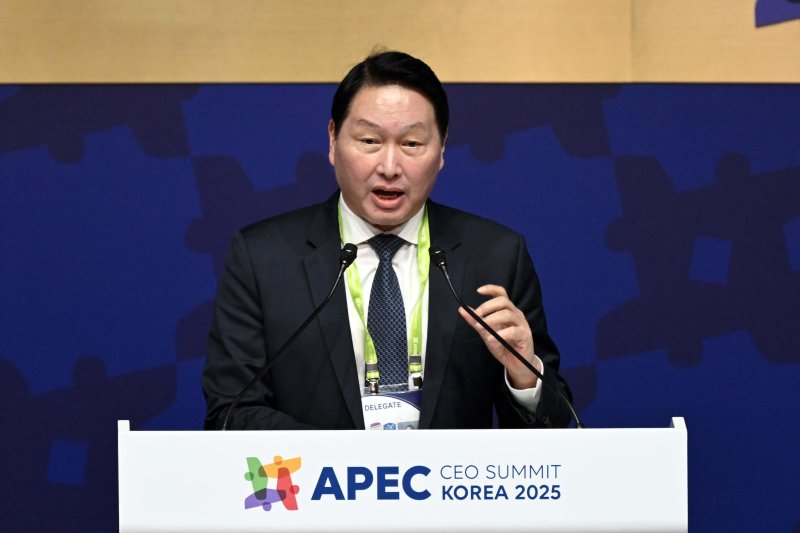 [경주=뉴시스] 추상철 기자 = 최태원 SK그룹 회장 겸 대한상의 회장이 29일 경북 경주예술의전당에서 열린 아시아태평양경제협력체(APEC) 정상회의 최고경영자(CEO) 서밋(Summit) 개회식에서 개회사를 하고 있다. (공동취재) 2025.10.29. photo@newsis.com