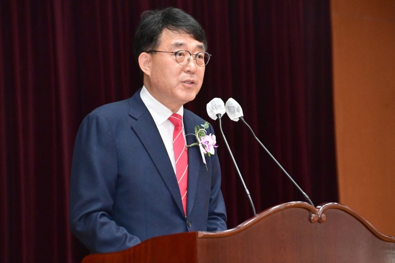 차석호 진주시 부시장이 31일 시청 시민홀에서 열린 퇴임식에서 인사말을 하고 있다(진주시 제공. 재판매 및 DB금지). 2025. 10.31