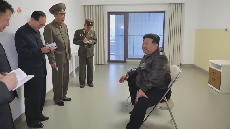 [서울=뉴시스] 북한 조선중앙TV는 지난 30일 김정은 국무위원장이 완공 단계에 이른 평양시 강동군병원 건설현장을 돌아봤다고 31일 보도했다. (사진=조선중앙TV 캡쳐) 2025.10.31. photo@newsis.com *재판매 및 DB 금지