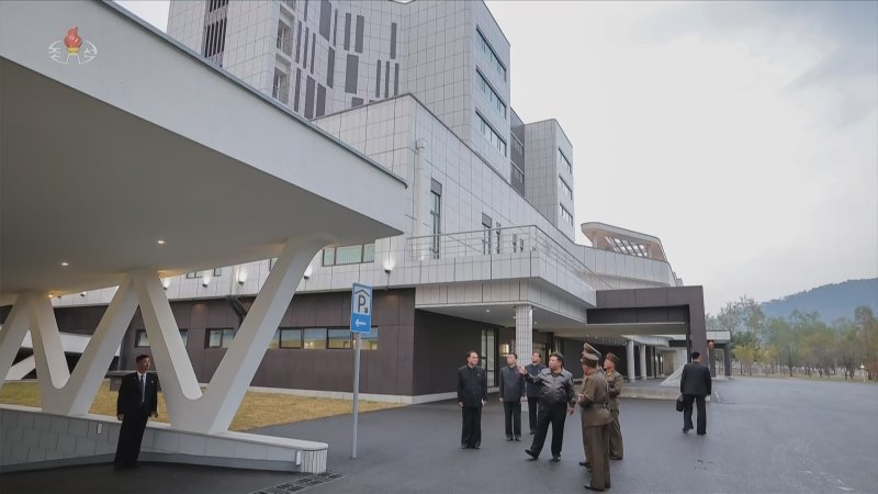 [서울=뉴시스] 북한 조선중앙TV는 지난 30일 김정은 국무위원장이 완공 단계에 이른 평양시 강동군병원 건설현장을 돌아봤다고 31일 보도했다. (사진=조선중앙TV 캡쳐) 2025.10.31. photo@newsis.com *재판매 및 DB 금지