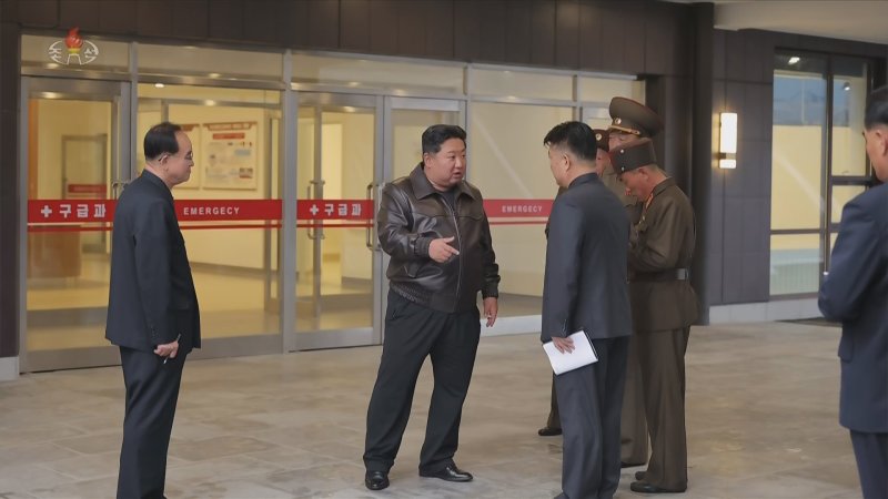 [서울=뉴시스] 북한 조선중앙TV는 지난 30일 김정은 국무위원장이 완공 단계에 이른 평양시 강동군병원 건설현장을 돌아봤다고 31일 보도했다. (사진=조선중앙TV 캡쳐) 2025.10.31. photo@newsis.com *재판매 및 DB 금지