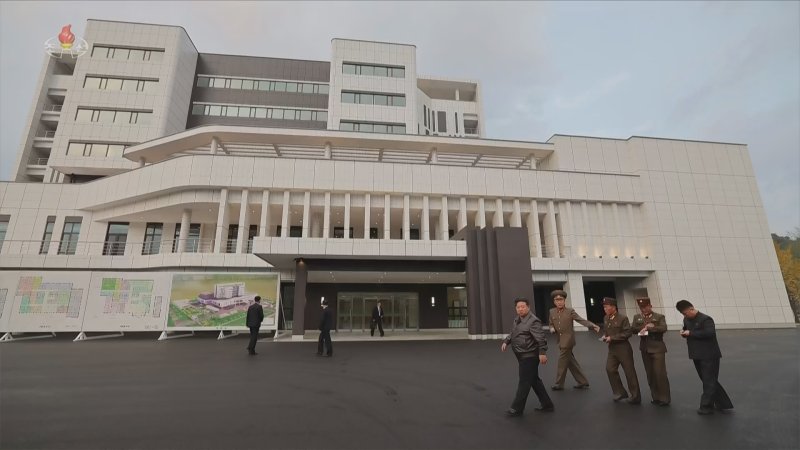 [서울=뉴시스] 북한 조선중앙TV는 지난 30일 김정은 국무위원장이 완공 단계에 이른 평양시 강동군병원 건설현장을 돌아봤다고 31일 보도했다. (사진=조선중앙TV 캡쳐) 2025.10.31. photo@newsis.com *재판매 및 DB 금지