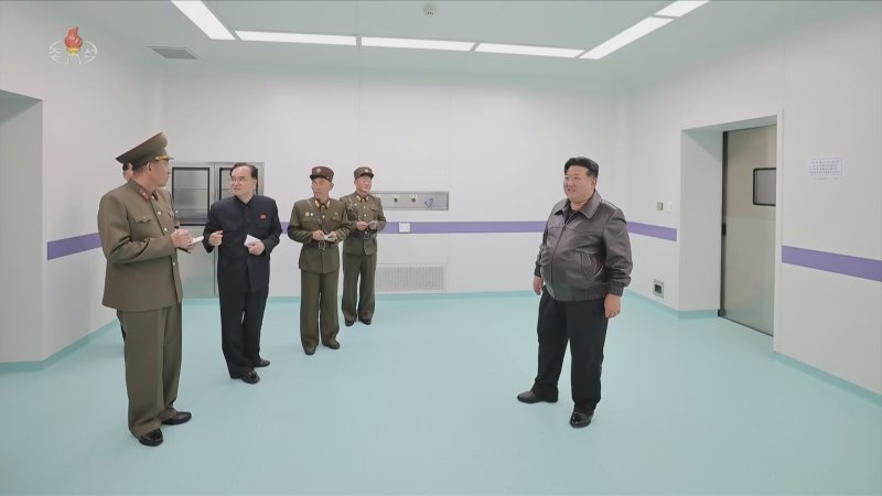 [서울=뉴시스] 북한 조선중앙TV는 지난 30일 김정은 국무위원장이 완공 단계에 이른 평양시 강동군병원 건설현장을 돌아봤다고 31일 보도했다. (사진=조선중앙TV 캡쳐) 2025.10.31. photo@newsis.com *재판매 및 DB 금지