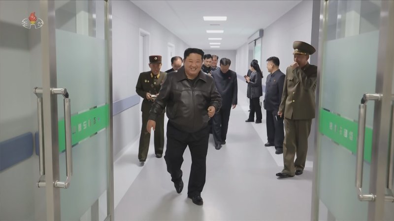 [서울=뉴시스] 북한 조선중앙TV는 지난 30일 김정은 국무위원장이 완공 단계에 이른 평양시 강동군병원 건설현장을 돌아봤다고 31일 보도했다. (사진=조선중앙TV 캡쳐) 2025.10.31. photo@newsis.com *재판매 및 DB 금지