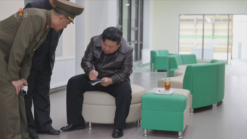 [서울=뉴시스] 북한 조선중앙TV는 지난 30일 김정은 국무위원장이 완공 단계에 이른 평양시 강동군병원 건설현장을 돌아봤다고 31일 보도했다. (사진=조선중앙TV 캡쳐) 2025.10.31. photo@newsis.com *재판매 및 DB 금지