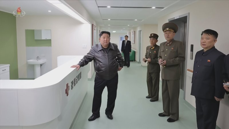 [서울=뉴시스] 북한 조선중앙TV는 지난 30일 김정은 국무위원장이 완공 단계에 이른 평양시 강동군병원 건설현장을 돌아봤다고 31일 보도했다. (사진=조선중앙TV 캡쳐) 2025.10.31. photo@newsis.com *재판매 및 DB 금지