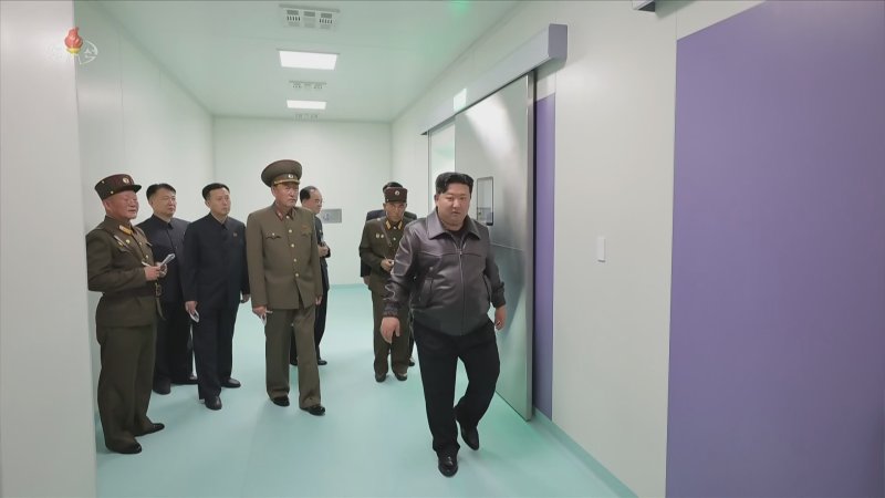 [서울=뉴시스] 북한 조선중앙TV는 지난 30일 김정은 국무위원장이 완공 단계에 이른 평양시 강동군병원 건설현장을 돌아봤다고 31일 보도했다. (사진=조선중앙TV 캡쳐) 2025.10.31. photo@newsis.com *재판매 및 DB 금지