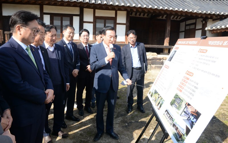 [울산=뉴시스] 배병수 기자 = 우원식(왼쪽) 국회의장이 31일 울산 북구 독립운동가 박상진선생 생가를 방문해 박천동 북구청으로부터 생가에 대한 설명을 듣고 있다.2025.10.31.bbs@newsis.com.