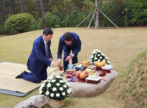 고(故) 신격호 명예회장 선영 찾은 신동빈 롯데 회장 (출처=연합뉴스)