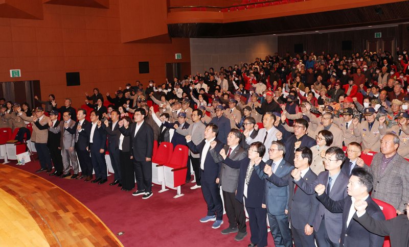 [삼척=뉴시스] 강원 삼척시는 31일 삼척문화예술회관 대공연장에서 기관단체장과 보훈단체 회원, 가족 등 600여명이 참석한 가운데 10개 보훈단체 주관으로 '제6회 삼척시 보훈단체 안보결의대회'가 열리고 있다. (사진=삼척시 제공) 2025.10.31. photo@newsis.com *재판매 및 DB 금지