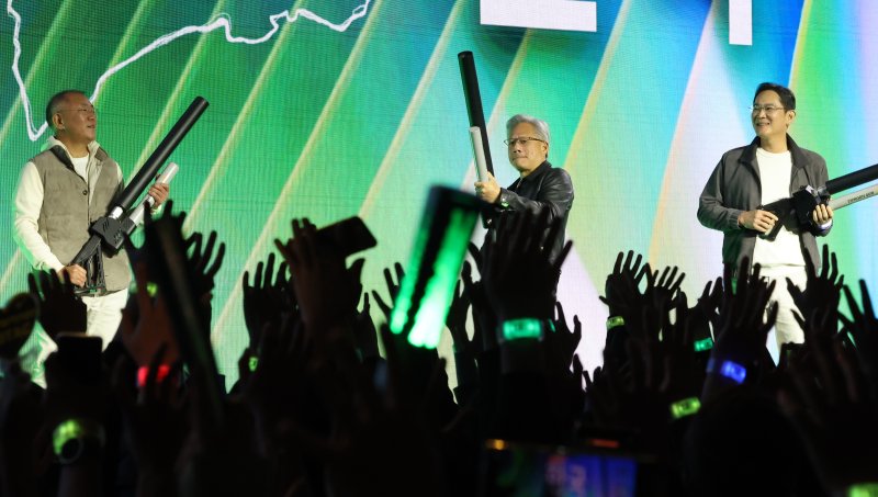 [서울=뉴시스] 정병혁 기자 = 젠슨 황 엔비디아 최고경영자(CEO), 이재용 삼성전자 회장, 정의선 현대차그룹 회장이 30일 서울 강남구 코엑스에서 열린 엔비디아 지포스 게이머 페스티벌에서 선물을 나눠주고 있다.(공동취재) 2025.10.30. photo@newsis.com