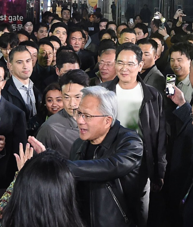 [서울=뉴시스] 정병혁 기자 = 젠슨 황 엔비디아 최고경영자(CEO)와 이재용 삼성전자 회장, 정의선 현대차그룹 회장이 30일 서울 강남구 코엑스에서 열린 엔비디아 지포스 게이머 페스티벌에 앞서 파트너사 부스에서 참관객들을 만나고 있다.(공동취재) 2025.10.30. photo@newsis.com
