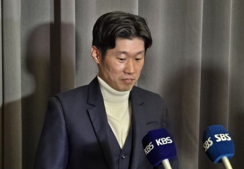 [수원=뉴시스] 하근수 기자= 제13회 JS파운데이션 재능학생 후원금 전달식에 참석한 박지성 이사장. hatriker22@newsis.com 2024.11.8.