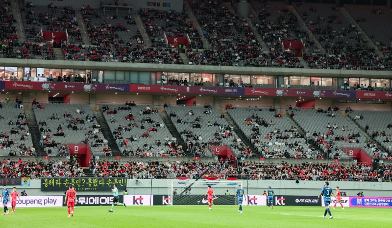 [서울=뉴시스] 이영환 기자 = 14일 오후 서울 마포구 서울월드컵경기장에서 열린 하나은행 초청 축구국가대표팀 친선경기 대한민국과 파라과이의 경기, 관중석 곳곳이 비어있다. 2025.10.14. 20hwan@newsis.com