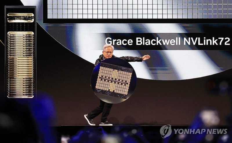 그레이스 블랙웰 NVLink72 들고 나타난 젠슨 황 (출처=연합뉴스)