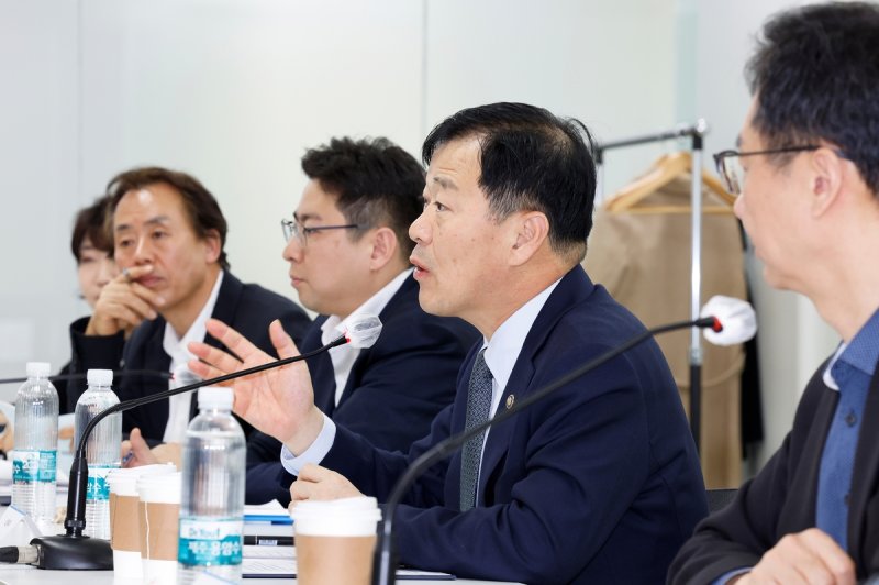 자살유발정보 유통 방지 간담회에서 발언하는 이형훈 보건복지부 제2차관 (출처=연합뉴스)