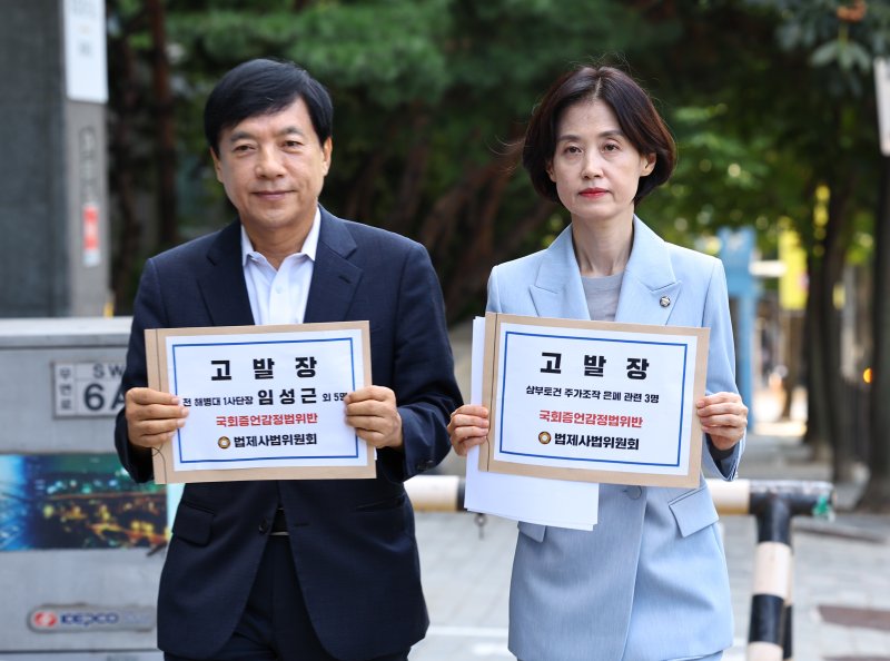 이성윤 의원(오른쪽)과 박은정 의원이 지난 9월 3일 서울 서초구 이명현 순직해병 특별검사팀 사무실로 국회증언감정법위반 관련 고발장 접수를 위해 이동하고 있다. 뉴시스