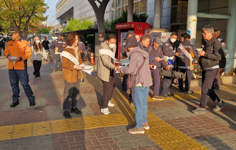 화학사고 예방 및 대처법 안내 캠페인. (사진=한강유역환경청 제공) photo@newsis.com *재판매 및 DB 금지