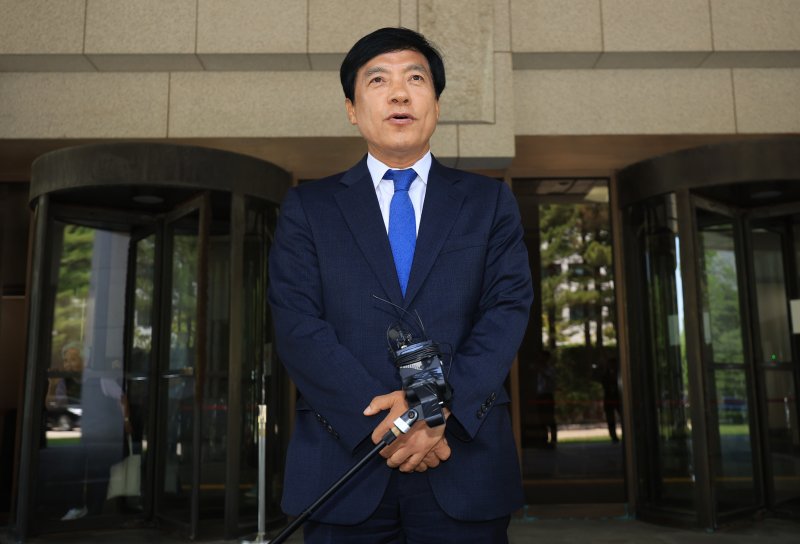 이성윤 더불어민주당 의원이 지난 6월 12일 서울 서초구 대법원에서 대법원 3부 선고를 마친 뒤 입장을 발표하고 있다. 2025.6.12/뉴스1 ⓒ News1 김진환 기자