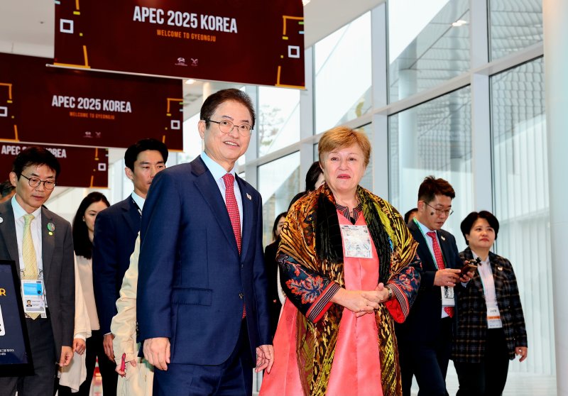 크리스탈리나 게오르기에바 국제통화기금(IMF) 총재는 31일 APEC 정상회의 본회의 개막 1세션(디지털 협력을 통한 지역 도전 과제 대응 및 공동 번영 방안)에서 특별 기조연설을 하기 위해 경주를 방문했다./뉴스1