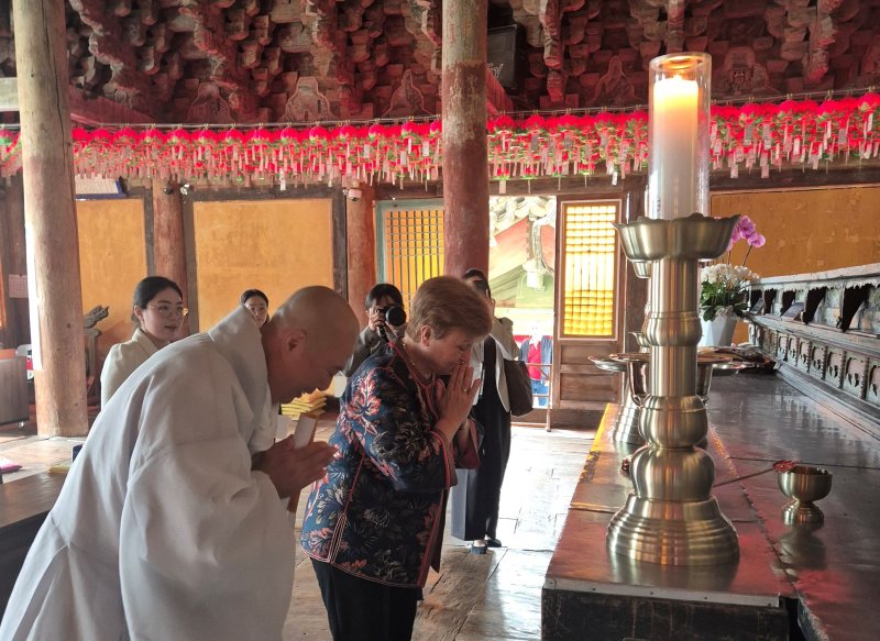 APEC 정상회의 본회의 개막 특별 기조연설을 위해 31일 경주를 방문한 크리스탈리나 게오르기에바 국제통화기금(IMF) 총재가 문화순방으로 불국사를 방문했다. /뉴스1