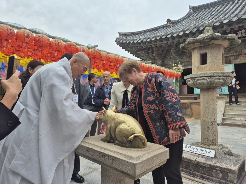APEC 정상회의 본회의 개막 특별 기조연설을 위해 31일 경주를 방문한 크리스탈리나 게오르기에바 국제통화기금(IMF) 총재가 문화순방으로 불국사를 방문했다. /뉴스1