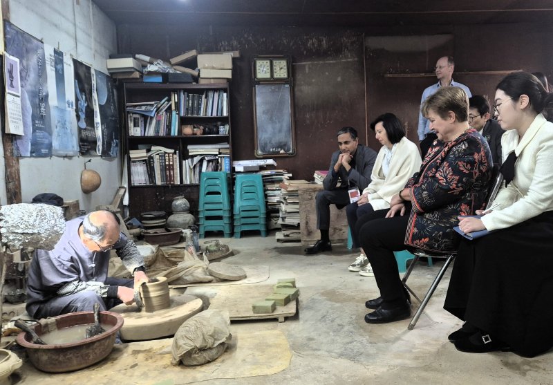 APEC 정상회의 본회의 개막 특별 기조연설을 위해 31일 경주를 방문한 크리스탈리나 게오르기에바 국제통화기금(IMF) 총재가 경주민속공예촌을 방문했다./뉴스1