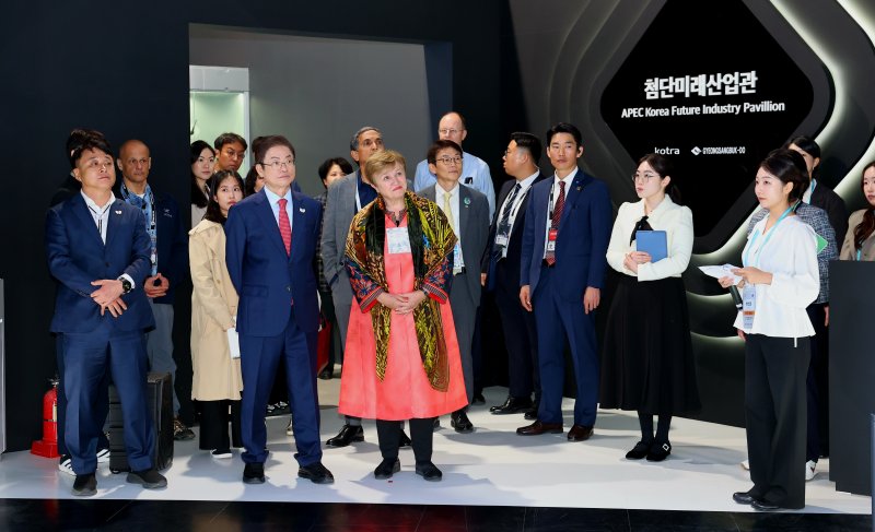 APEC 정상회의 본회의 개막 특별 기조연설을 위해 31일 경주를 방문한 크리스탈리나 게오르기에바 국제통화기금(IMF) 총재가 이철우 경북도지사와 함께 첨단미래산업관을 둘러보고 있다./뉴스1