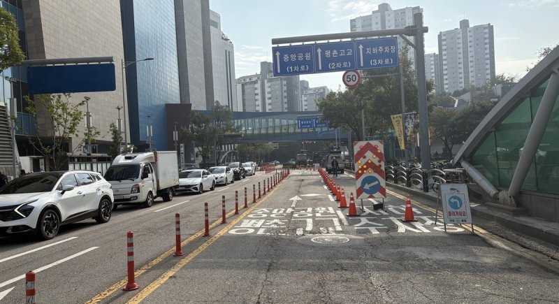 열수송관 파열 사고간 안양시 범계역 인근 도로 (출처=연합뉴스)