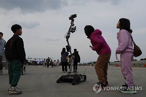 눈길 끄는 화생방 정찰로봇 (출처=연합뉴스)