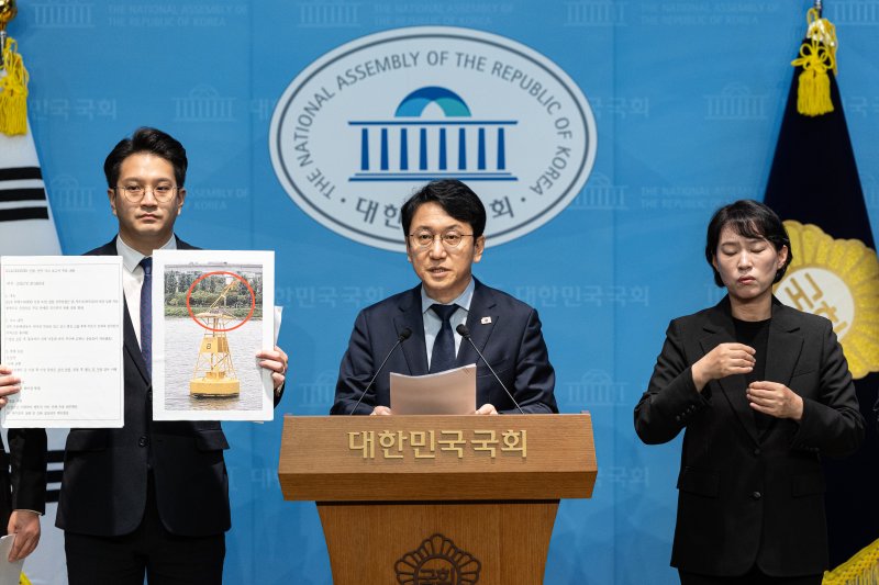 천준호 더불어민주당 의원을 비롯한 국토교통위원들이 29일 서울 여의도 국회 소통관에서 한강버스 사고 은폐 규탄 기자회견을 하고 있다. 2025.10.29/뉴스1 ⓒ News1 이승배 기자