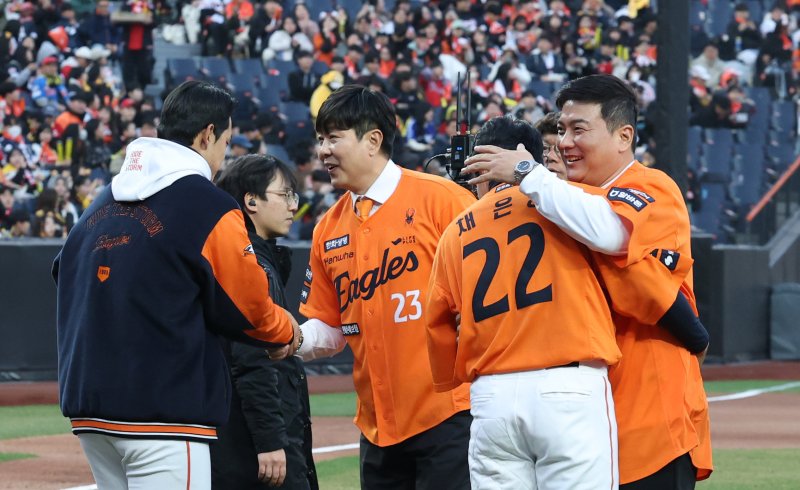 정민철(오른쪽에서 세 번째). 2025.3.28/뉴스1 ⓒ News1 김기남 기자